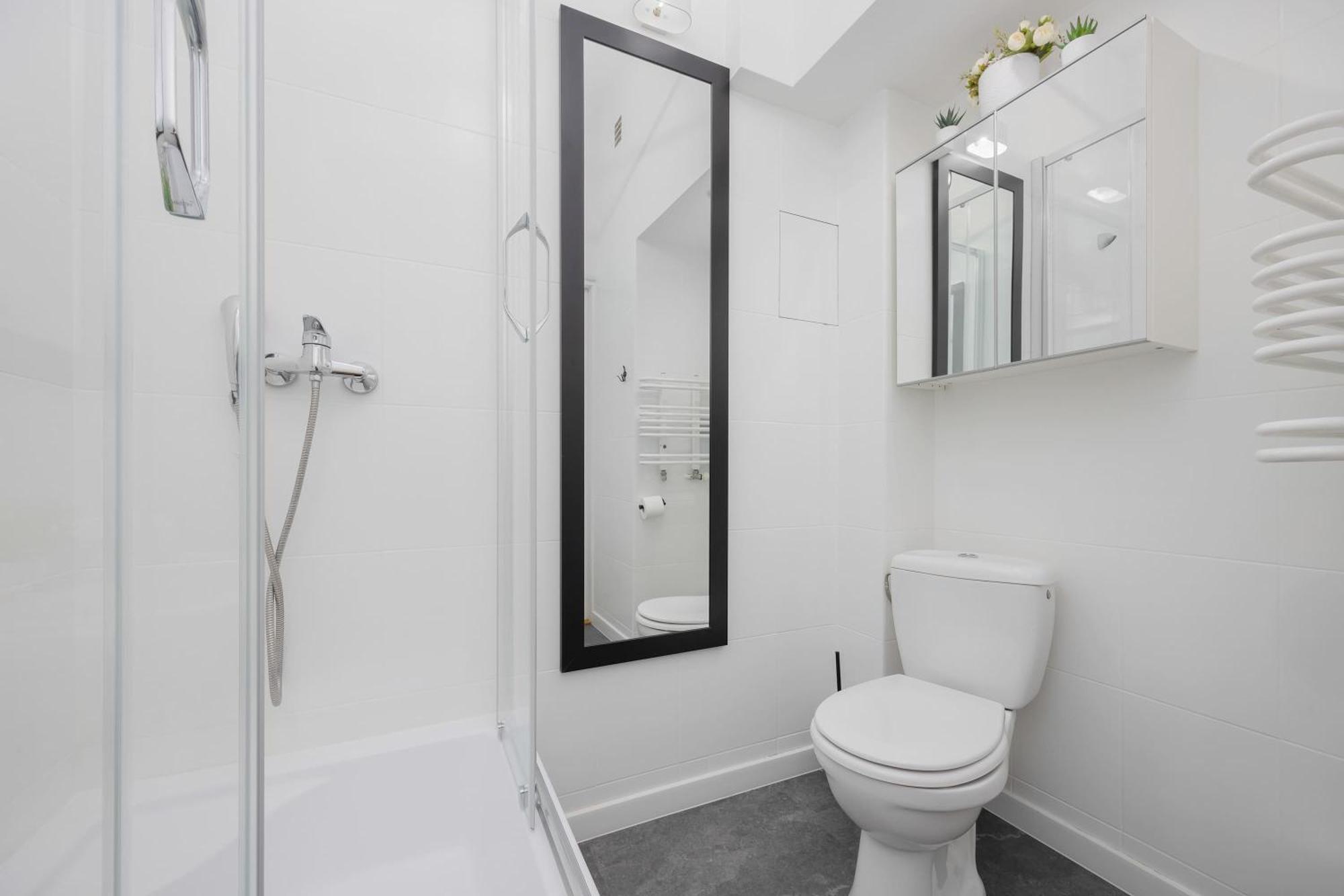 Piekny Jasny Z Sypialnia I Biurkiem By Renters Apartament