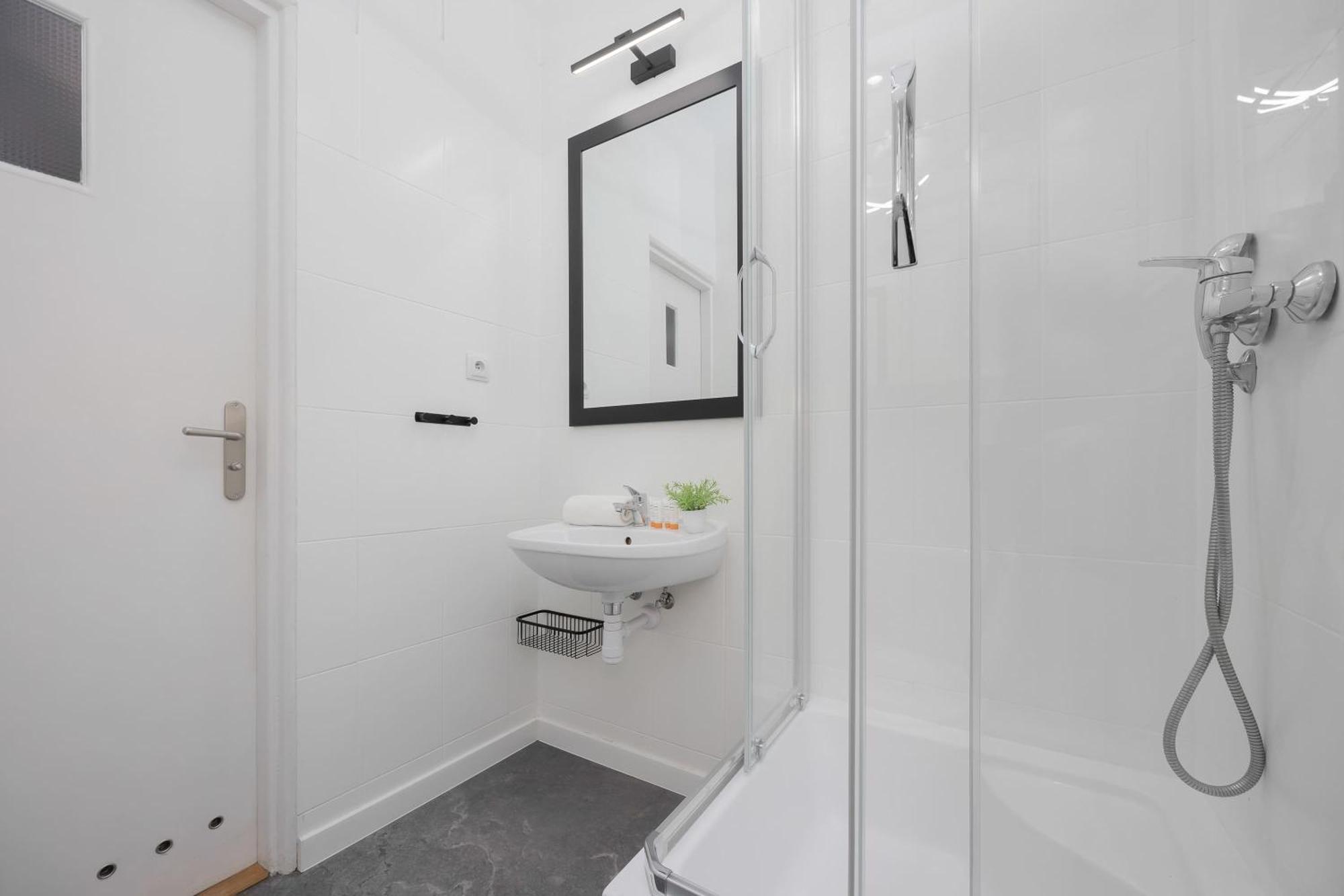 Piekny Jasny Z Sypialnia I Biurkiem By Renters Apartament