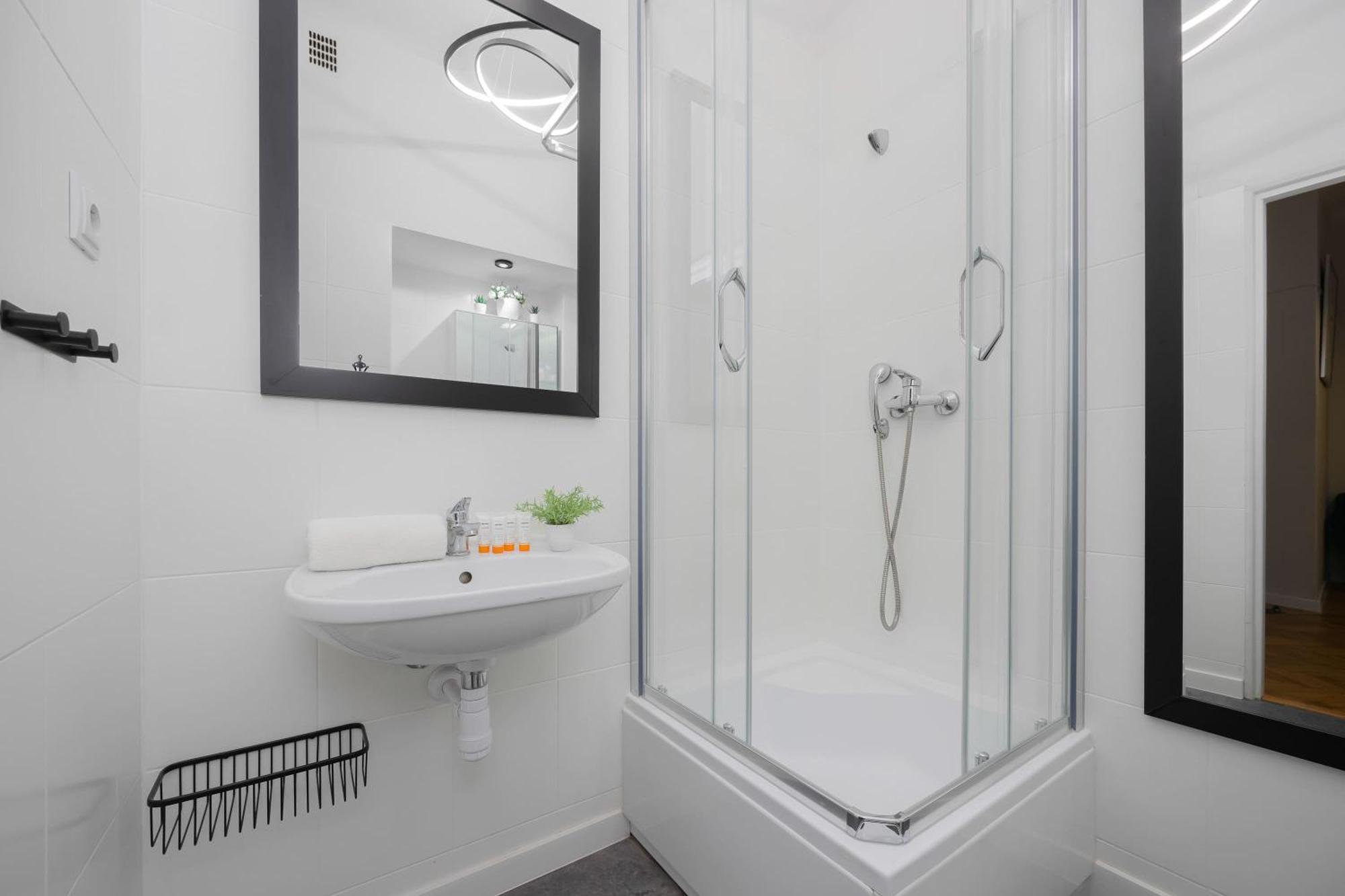 Piekny Jasny Z Sypialnia I Biurkiem By Renters *
